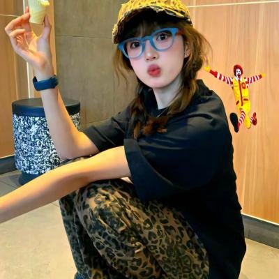 模仿女孩
